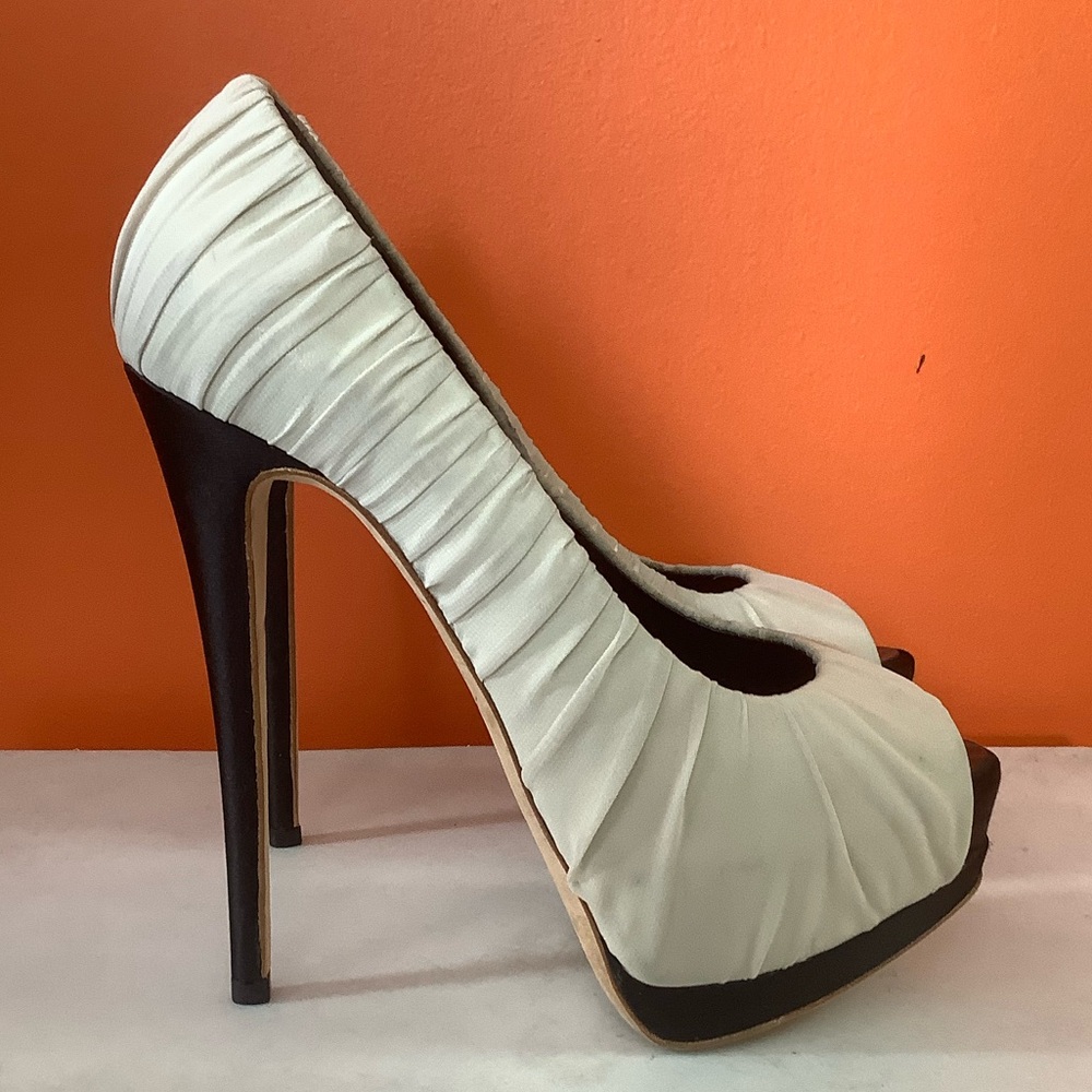 Gorgeous Giuseppe Zanotti Silk Pumps - Picture 3 of 9